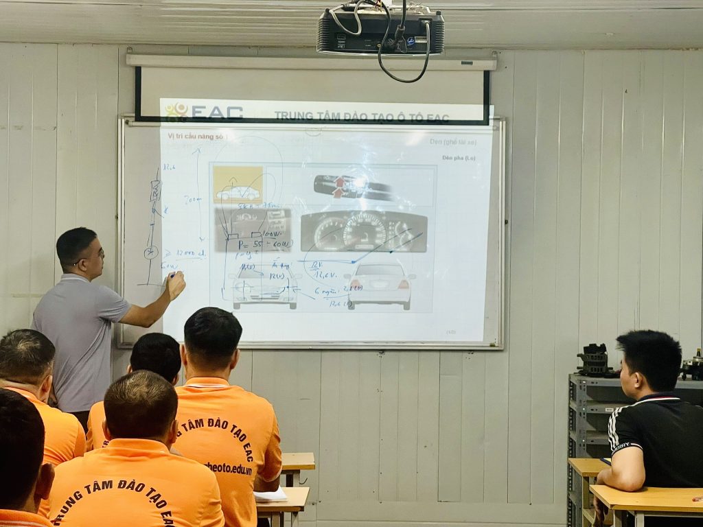 Hình ảnh đang học lý thuyết tổng quan về ô tô