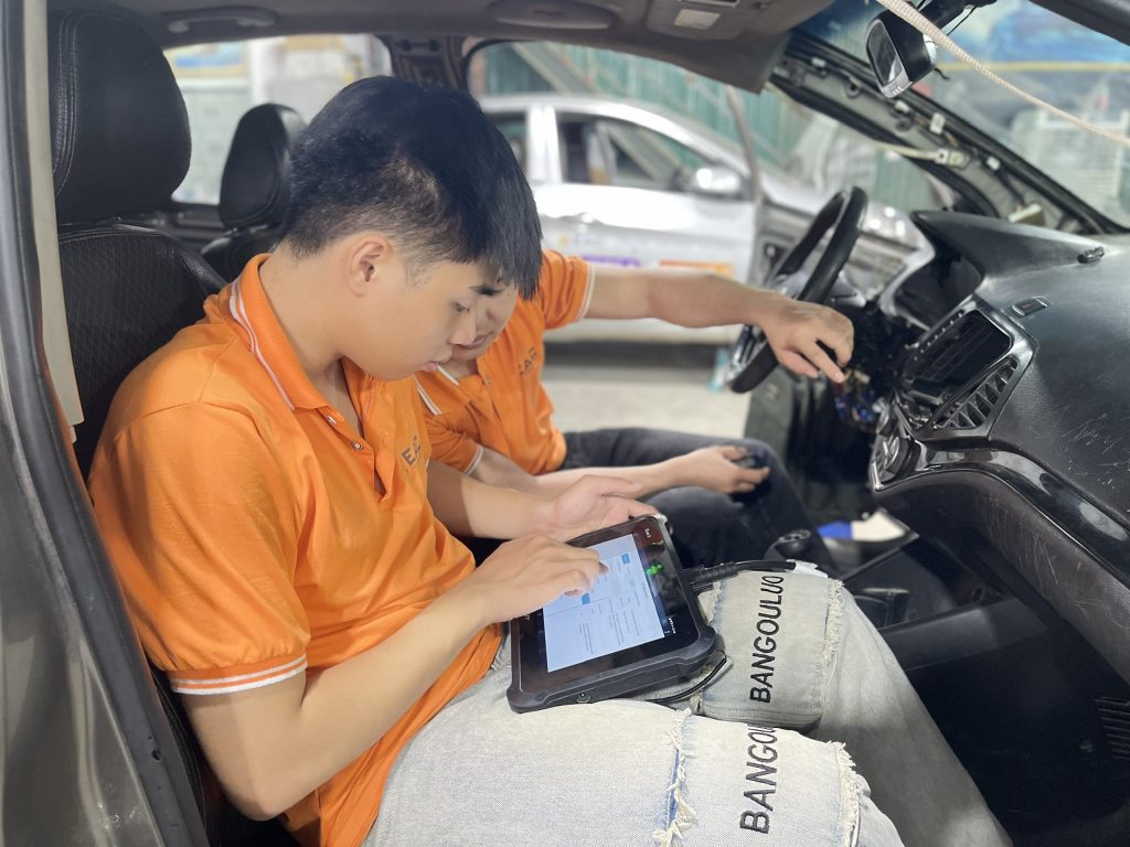 Hình ảnh học viên sử dũng máy chẩn đoán