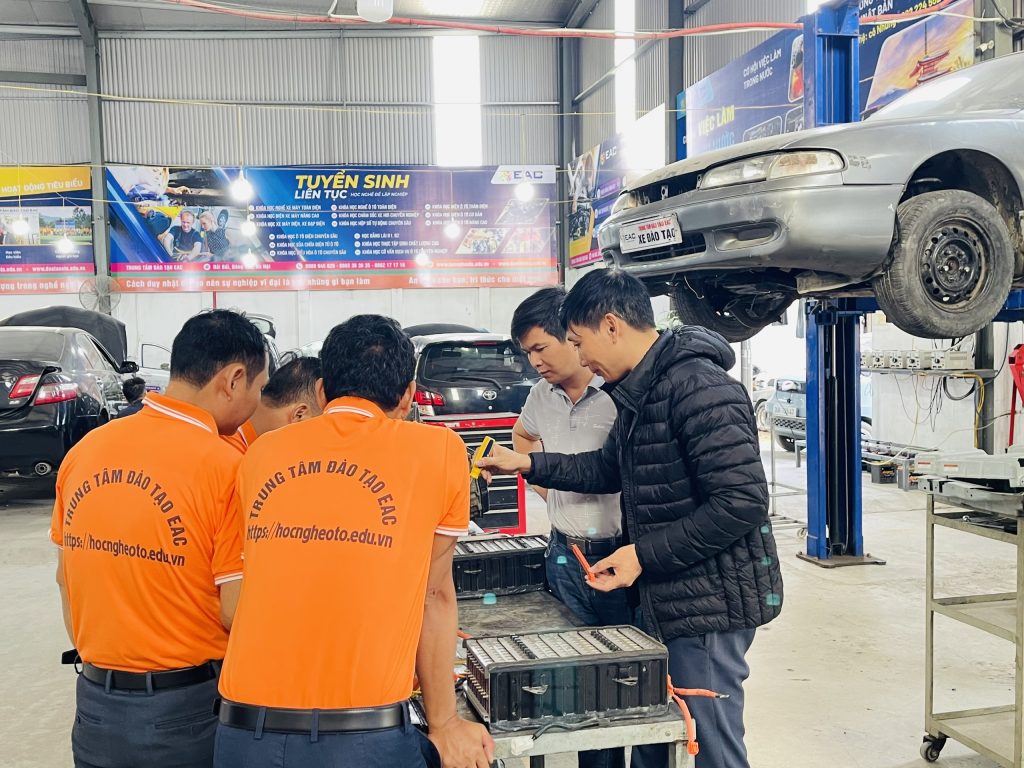 Hình ảnh lớp đang tìm hiểu về PIN