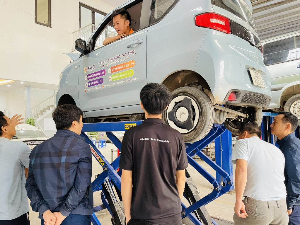 Hình ảnh lớp đang quan sát, kiểm tra hệ thống khung gầm xe điện