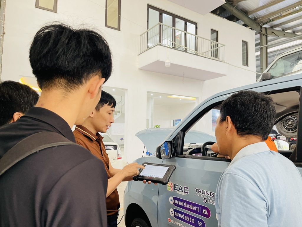 Hình ảnh lớp đang dùng máy chuẩn đoán để đọc data xe Điện