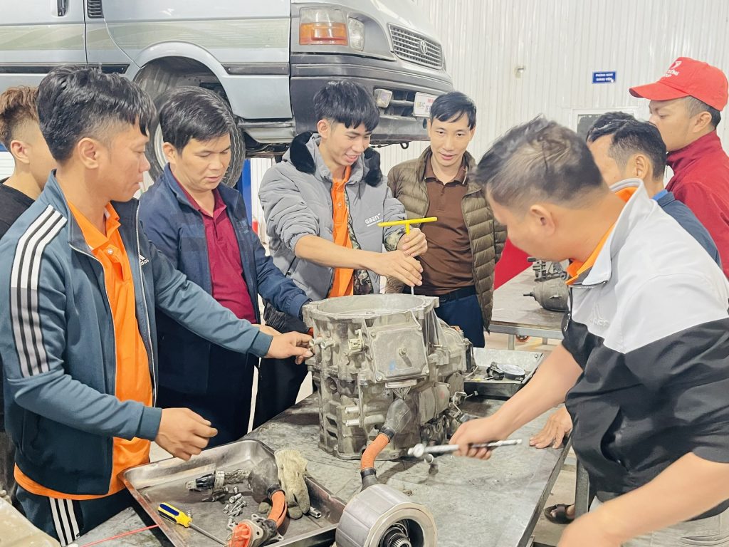 Hình ảnh lớp đang tháo hộp số xe Hybrid