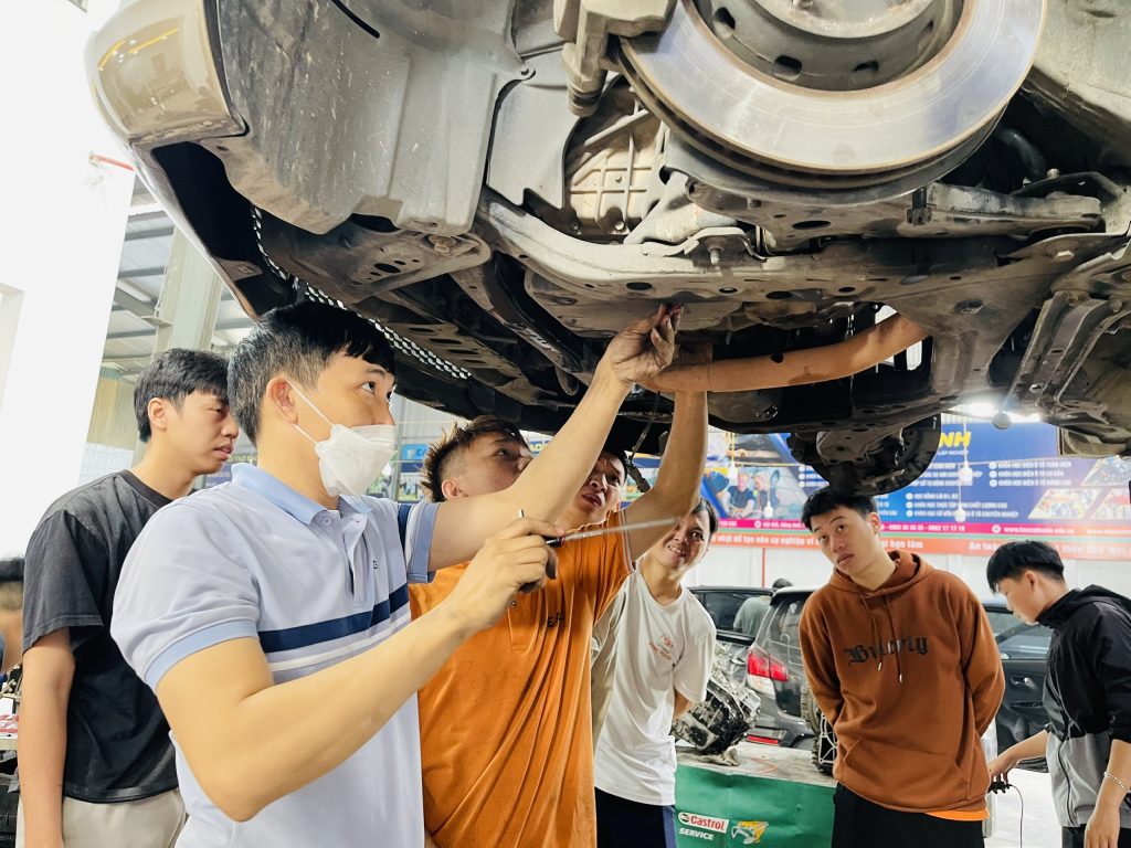 Hình ảnh đang kiểm tra gầm bệ để tiến hành phủ gầm