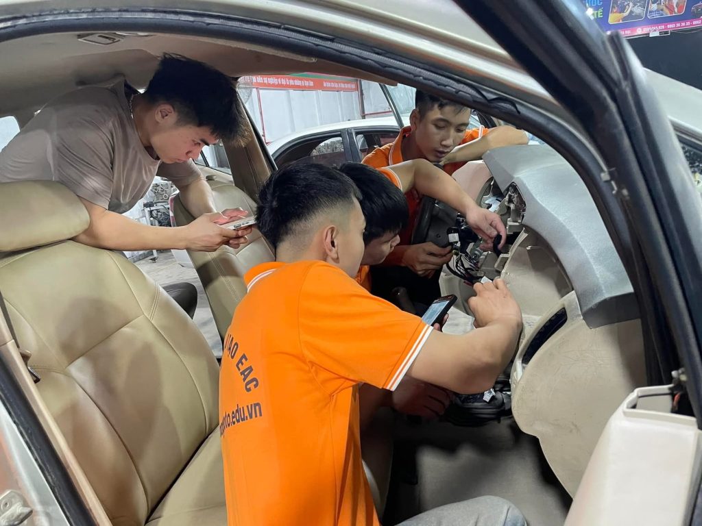 Hình ảnh đang tháo nội thất để vệ sinh