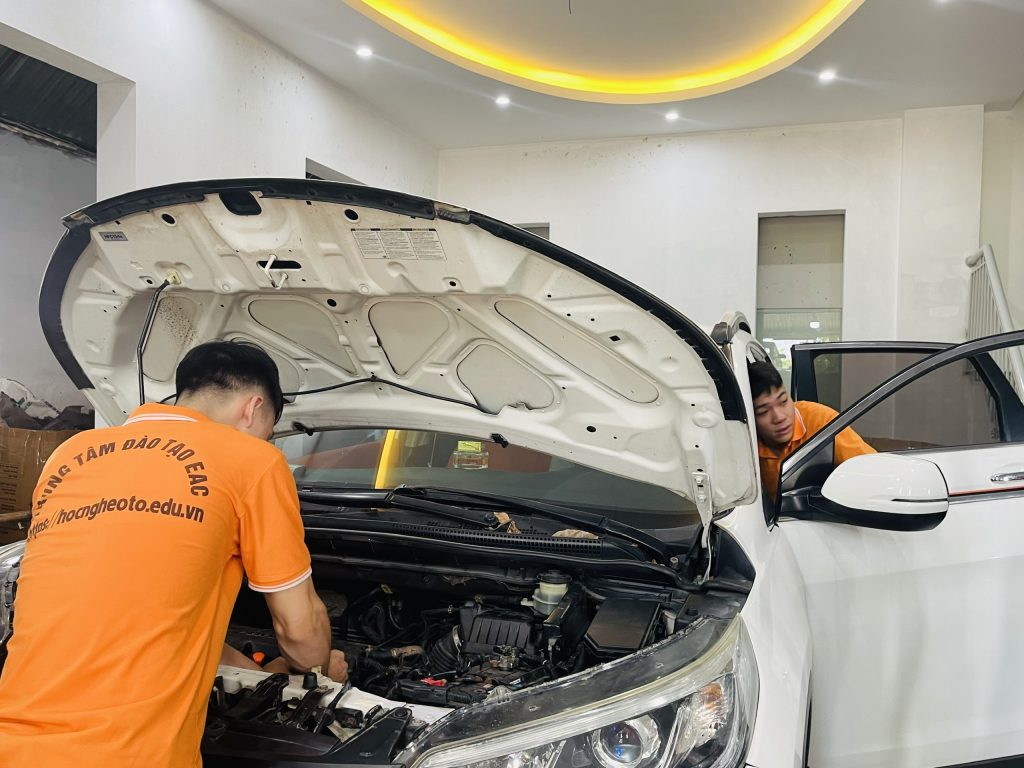 Hình ảnh đang kiểm tra, chuẩn bị vệ sinh khoang động cơ
