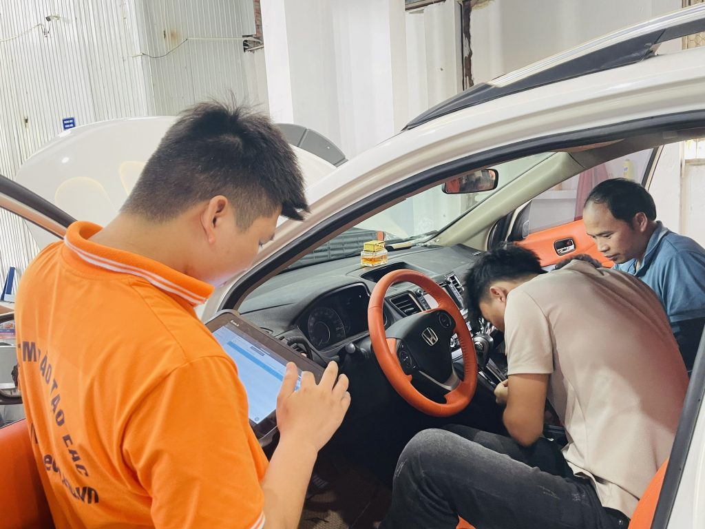 Hình ảnh đang dùng máy chẩn đoán check lỗi của xe