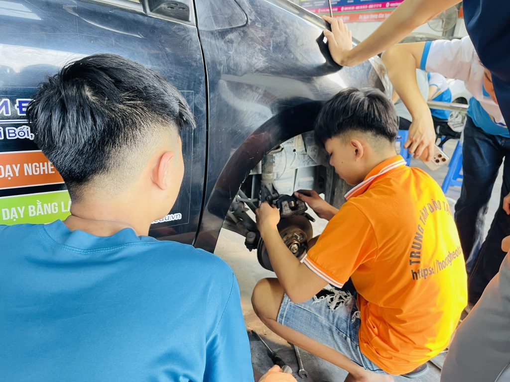 Hình ảnh học viên bảo dưỡng phanh