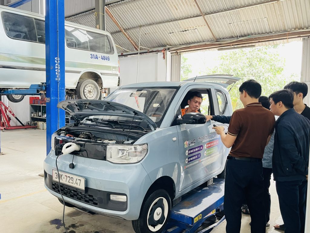 Hình ảnh dùng máy đọc lỗi chẩn đoán lỗi của xe điện