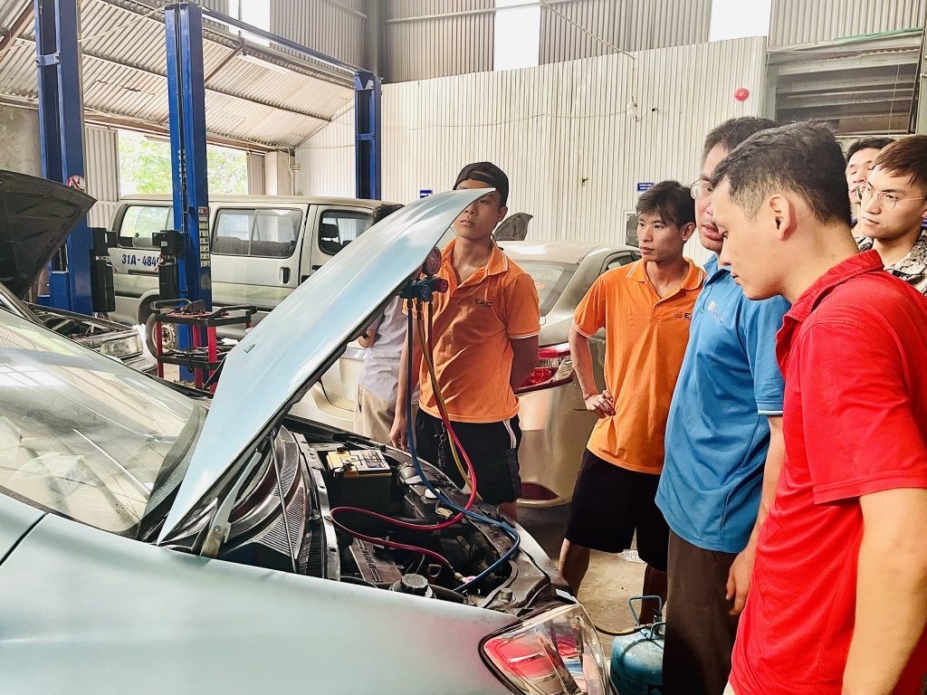 Hình ảnh thực hành hút nạp ga điều hoà
